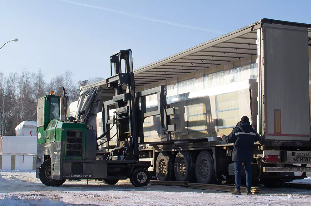 Доставим фасад на место строительства в нужной последовательности с учетом процессов стройки